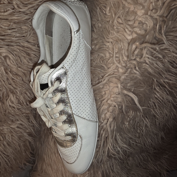 Gucci White and Silver Sneakers with Perforated Design - Picture 4 of 7